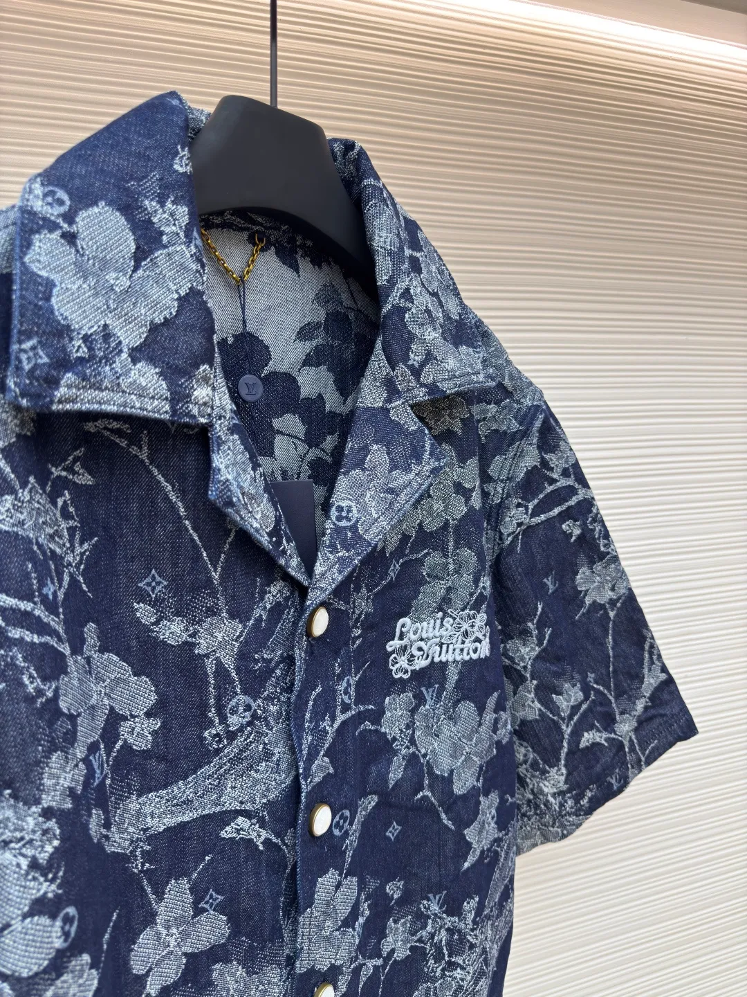 LOUIS VUITTON floral embroidered letter short-sleeved shirt ●Authentic product: Purchased and developed for 9499 ●Item number: 1680178-B40 ●Fabric: denim fabric ●Technology: jacquard production ●Version: fitted version ●Weight: about 770 grams ●Size: S-M-L-XL ●Description: Made of customized cotton jacquard denim fabric, 100% cotton imported yarn, decorated with floral and surf pattern designs throughout, Monogram pattern is depicted on it, the jacquard is integrated with the fabric, and the placket is molded with customized pearlescent buttons with LV letter logo, truly 1:1 copy. The overall wiring is straight and delicate, the fabric is comfortable and soft, and the color is consistent without color difference. It can be matched with the same style to create a fashionable look and control various occasions. Customized accessories, complete with three standards, same style for men and women!